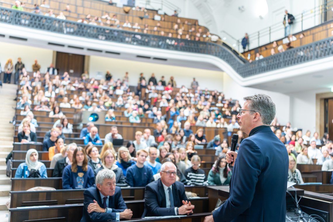 Wissenschaftsminister Markus Blume spricht zum Semesterstart an der LMU (© Axel König/StMWK)