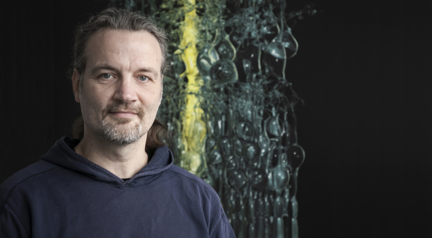 Prof. Dr. Kristian Franze von der FAU Erlangen-Nürnberg erhält einen Synergy Grant des Europäische Forschungsrats für seine Forschung zu mechanischen Prozessen während der Hirnfaltung (© FAU/Giulia Iannicelli)