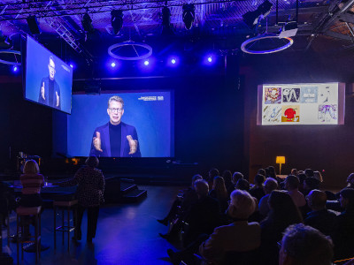 Die Eröffnung der Preisverleihung in der Inselhalle in Lindau mit der Videogrußbotschaft von Kunstminister Markus Blume (© Christian Flemming)