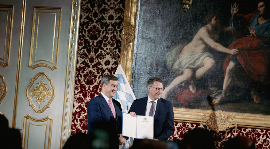 Wissenschafts- und Kunstminister Markus Blume erhält seine Ernennungsurkunde von Ministerpräsident Dr. Markus Söder (© Axel König/StMWK)