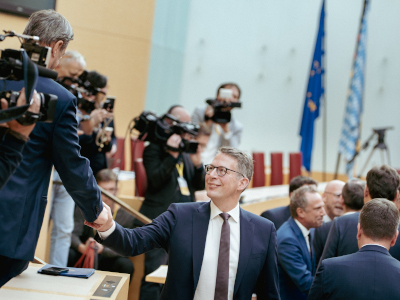 Wissenschafts- und Kunstminister Markus Blume mit Ministerpräsident Dr. Markus Söder im Bayerischen Landtag (© Axel König/StMWK)