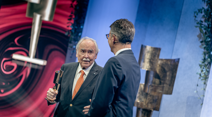 Dieter Hanitzsch nimmt den Sonderpreis des Kulturpreises Bayern von Kunstminister Blume in Empfang (© Axel König/StMWK)