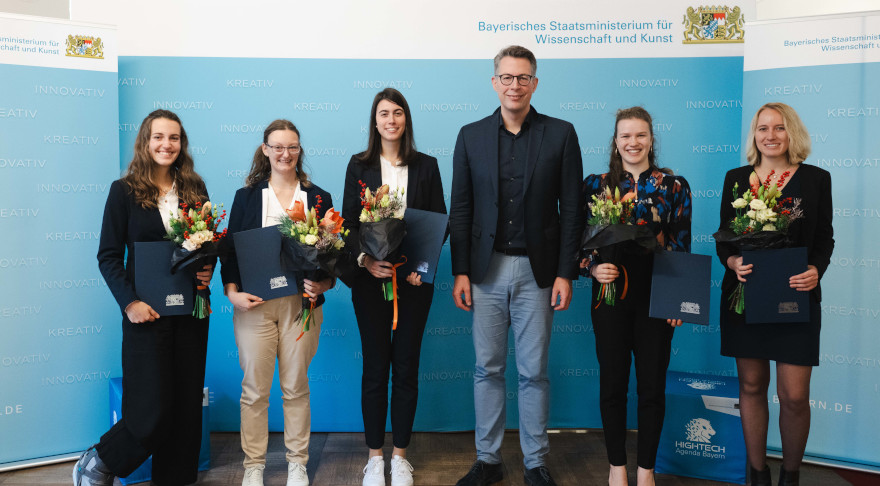 Wissenschaftsminister Blume mit (v.l.n.r.): Jana Unterreiner, Dr. Sarah Trockel, Franziska Albrecht, Maria Sauer und Laura Lützow (© Andreas Gebert)