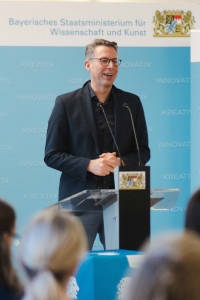 Wissenschaftsminister Blume spricht bei der Preisverleihung (© Andreas Gebert)