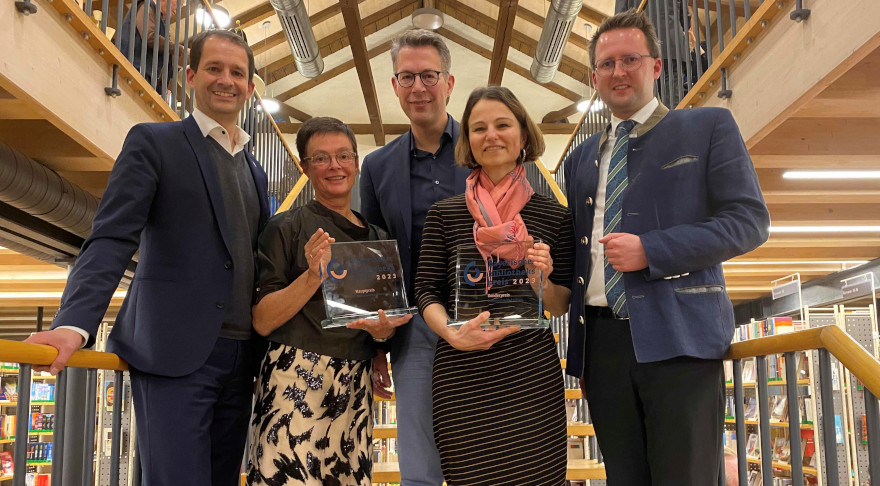 Kunstminister Blume (M.) mit (v.l.n.r.): Andreas März (1. Bürgermeister Rosenheim), Susanne Delp (Leiterin Stadtbibliothek Rosenheim), Gabriele Huber (Leiterin Stadtbücherei Bad Aibling) und Stephan Schlier (Bürgermeister Bad Aibling) (© StMWK)