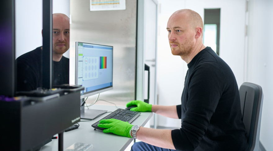Prof. Dr. Julian Stingele forscht an der LMU München, an die alleine neun ERC Consolidator Grants gingen (© Jan Greune/LMU)