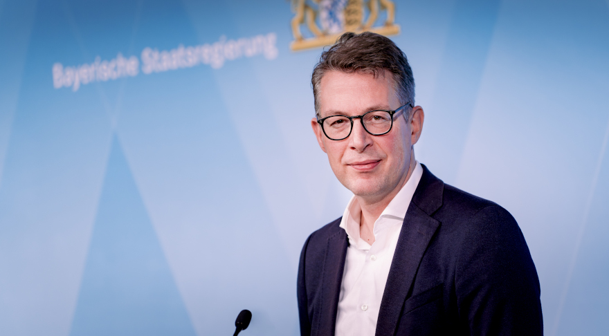 Wissenschaftsminister Blume bei der Pressekonferenz nach der Ministerratssitzung (© Axel König/StMWK)