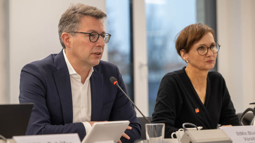 Der GWK-Vorsitzende und Bayerns Wissenschaftsminister Markus Blume und die stellvertretenden GWK-Vorsitzende Bettina Stark-Watzinger, Bundesministerin für Bildung und Forschung, in Bonn (© Bildredaktion BMBF)