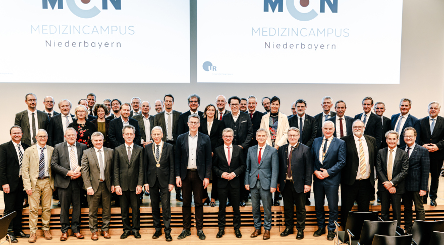 Wissenschaftsminister Blume mit den Vertreterinnen und Vertretern der MCN-Kooperationspartner bei der Vertragsunterzeichnung in Regensburg (© StMWK)
