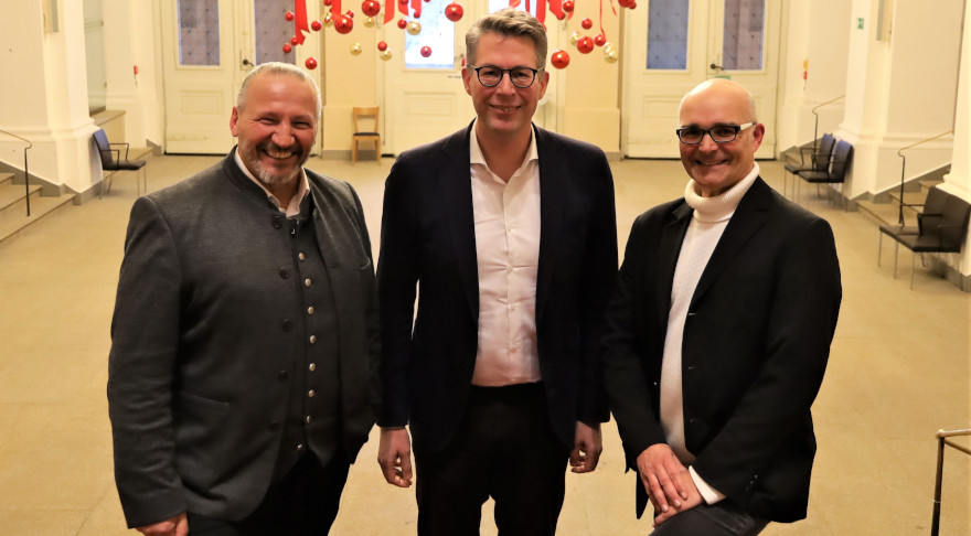 Kunstminister Markus Blume (Mitte) mit MdL Andreas Jäckel (r.) und MdL Leo Dietz (l.) (© Wies)