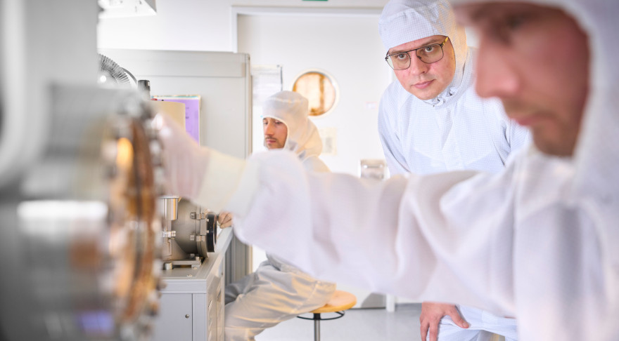 Prof. Dmitri Efetov (M.), Inhaber des Lehrstuhls für Experimentelle Festkörperphysik an der LMU München (© Jan Greune/LMU)
