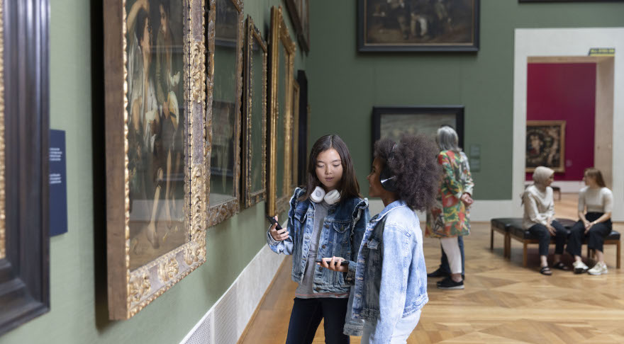 Zwei Mädchen bei der Nutzung der App „Alte Pinakothek Unframed“ (© Severin Schweiger)