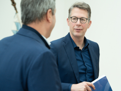 Kunst- und Wissenschaftsminister Blume am Rande der Unterzeichnung (© Axel König/StMWK)