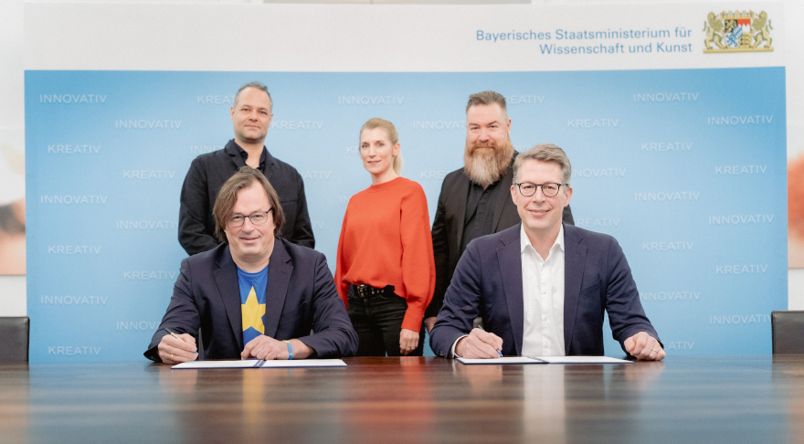 Kunstminister Blume (r.) mit BBK-Sprecher Schnurer (l.) sowie (2.R.v.l.n.r.) BBK-Schriftführer Florian Froese-Peeck, BBK-Geschäftsstellenleitung Dr. Katrin Dillkofer und BBK-Vorstand Dierk Berthel bei der Unterzeichnung (©StMWK/Axel König)