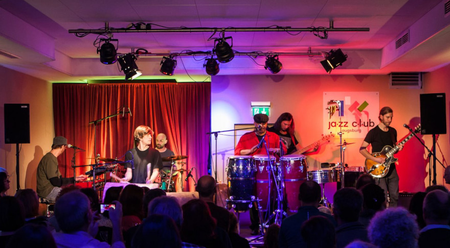 „Hier swingt die bayerische Seele im Rhythmus des Jazz“: Ein Konzert im Jazzclub Augsburg (© Jazzclub Augsburg e. V.)