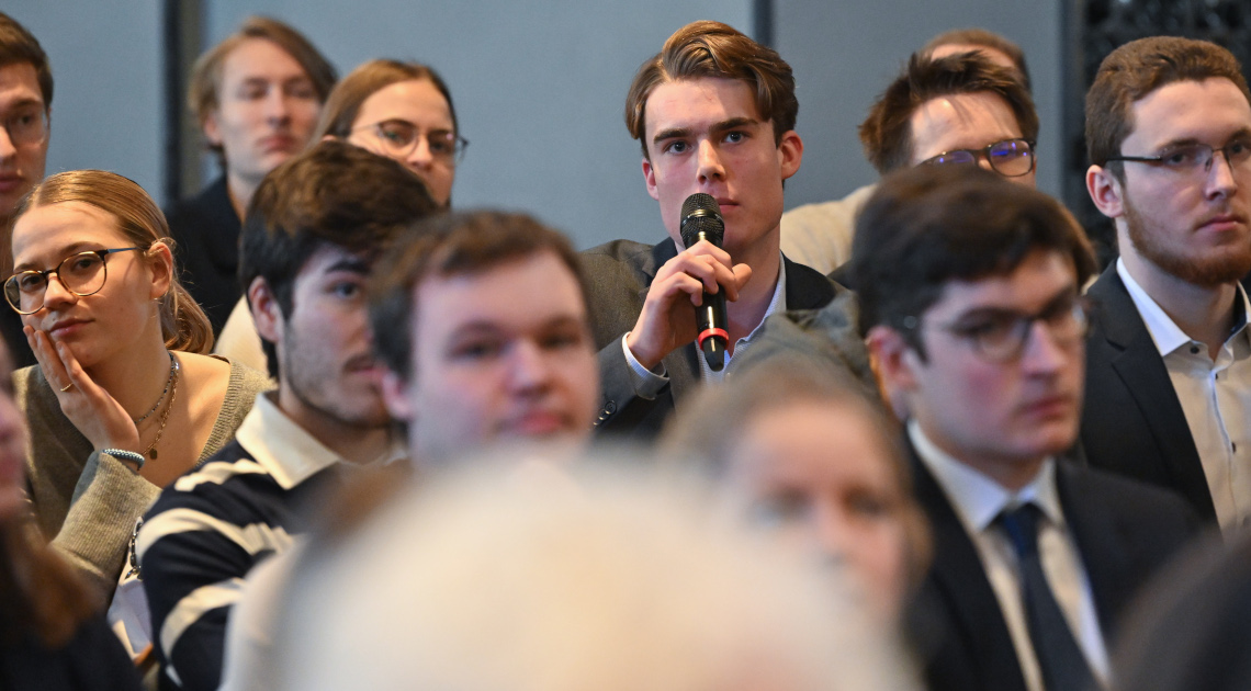 Angeregte Diskussion während des Neujahrsempfangs des Max Weber-Programms (© Matthias Merz / Max Weber-Programm Bayern)