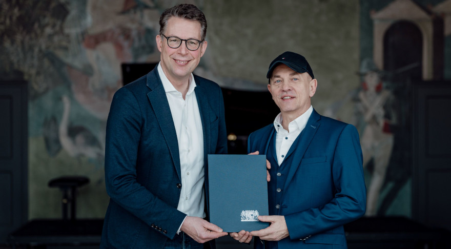 Kunstminister Markus Blume (l.) mit Intendant Josef Köpplinger (r.) bei der Vertragsverlängerung im Gärtnerplatztheater (©Axel König/StMWK)