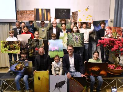 Kunst- und Wissenschaftsminister Blume (vo. 2.v.r.) und Umweltminister Thorsten Glauber (vo. 2.v.l.) mit den Preisträgerinnen und Preisträgern (© Markus Schlaf)