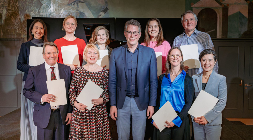 Kunstminister Markus Blume (1. Reihe Mitte) mit den geehrten Kammersängerinnen und Kammersängern bzw. Kammervirtuosen (©Axel König/StMWK)