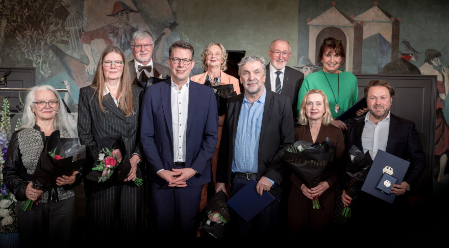 Staatsminister Markus Blume (4.v.l.) mit (v.l.n.r.) Prof. Dr. Karin Birkner, Prof. Dr. Birgit Vogel-Heuser, Karol Hurec, Barbara Baier-Folwill, Christian Stückl, Herbert Kick, Dr. Margit Weber, Dr. Sybille Krafft und Daniel Harrich (© Axel König/StMWK)