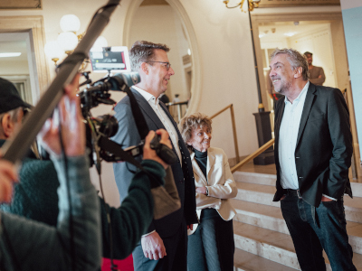Staatsminister Blume mit Christian Stückl (r.) und Charlotte Knobloch (2.v.r.) (© Axel König/StMWK)
