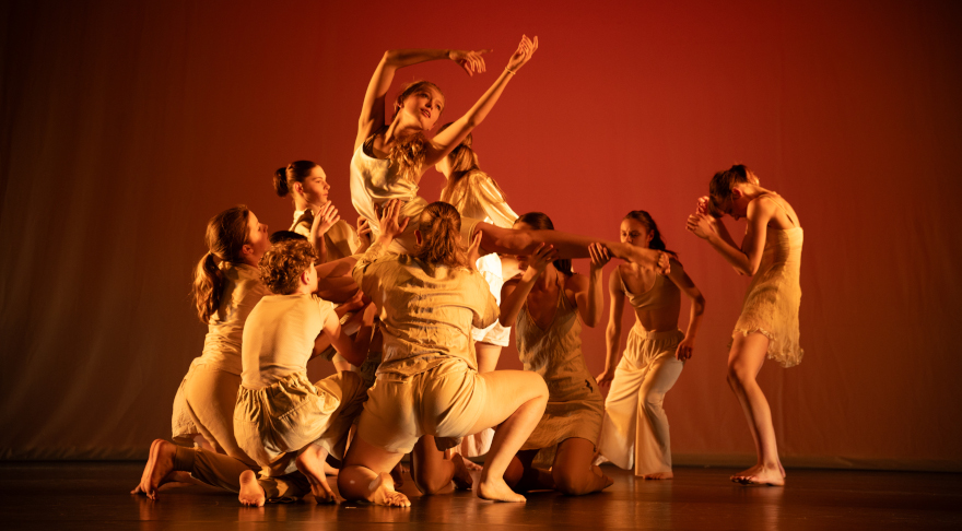 Die Kooperation der Ansbacher Dance Company eMotion mit dem Barcelona City Ballet – hier eine Szene aus ihrem Kulturfonds-Projekt 2023 – wird 2024 für die Neuinszenierung des Weihnachtsballetts „Die Reise des Nussknackers“ gefördert (© Raphael Rother)