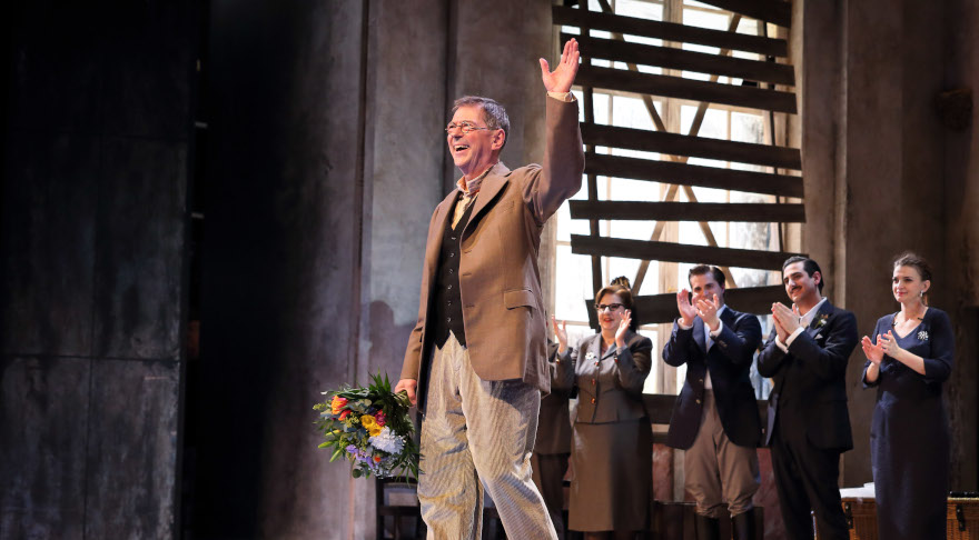 Der neue Bayerische Kammersänger Martin Hausberg auf der Bühne des Gärtnerplatztheaters (© Marie-Laure Briane/Staatstheater am Gärtnerplatz)