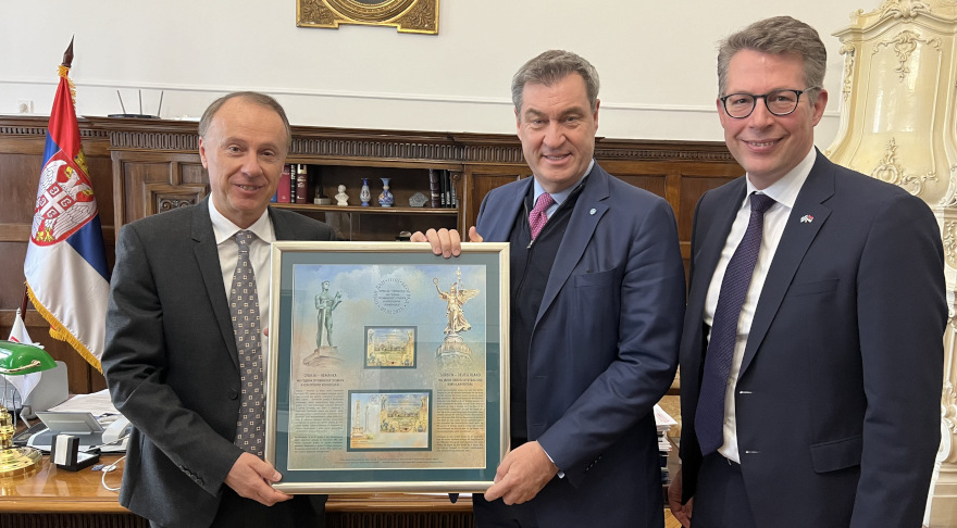 Ministerpräsident Dr. Markus Söder (Mi.) und Wissenschaftsminister Markus Blume (r.) mit dem Rektor der Universität Belgrad, Vladan Djokić (l.) (© Bayerische Staatskanzlei)