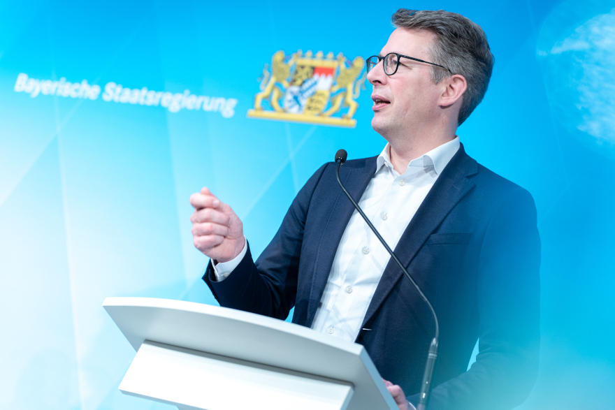 Wissenschaftsminister Blume bei der Pressekonferenz nach dem Ministerrat am 19. März 2023