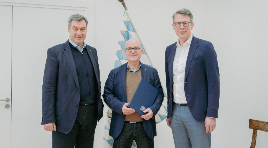 Prof. Michael Huth (Mitte), neben ihm Bayerns Ministerpräsident Dr. Markus Söder (links) und Wissenschafts- und Kunstminister Markus Blume (rechts) (©StMWK/Axel König)