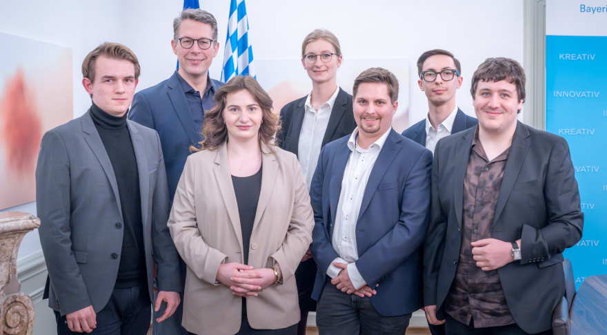 Wissenschaftsminister Blume (2. Reihe 1.v.l.) mit (v.l.n.r.): Jakob Sehrig, Annabel Wolter, Isabella Hennessen, Torsten Utz, Nils Weber und Michael Ruppert (© Axel König/ StMWK)