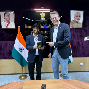 Wissenschaftsminister Blume mit dem Secretary des Ministeriums für Wissenschaft und Technologie Abhay Karandika (© StMWK)