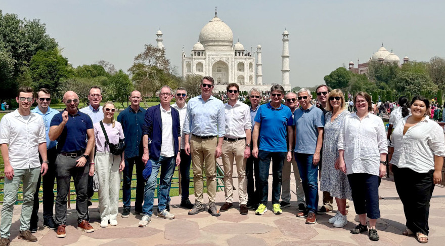 Wissenschaftsminister Blume mit Delegationsteilnehmern am Taj Mahal (© StMWK)
