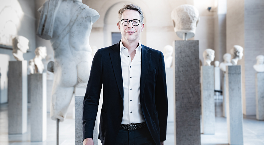 Kunstminister Markus Blume bei einem Besuch in der Glyptothek (© Axel König/StMWK)