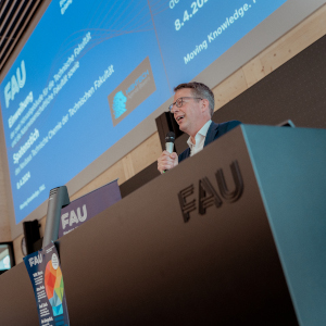 Wissenschaftsminister Blume spricht an der FAU bei der Einweihung der neuen Hörsäle (© StMWK/ Axel König)