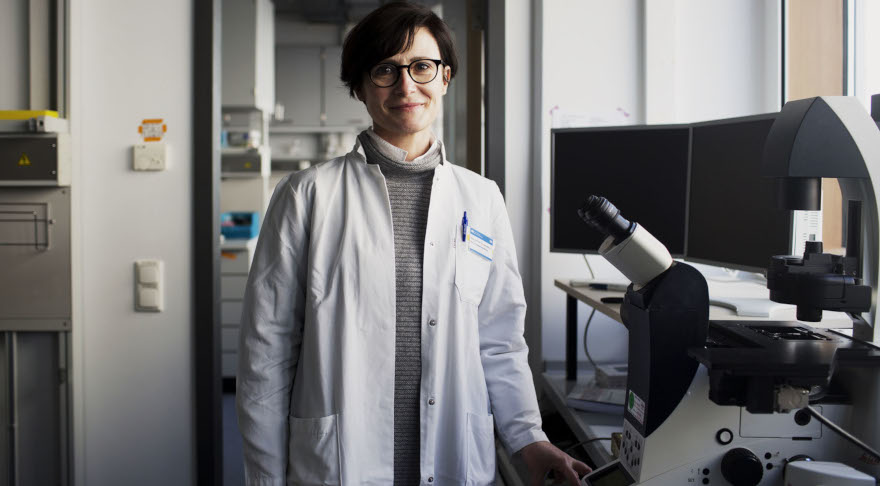 Prof. Alessandra Moretti vom Klinikum rechts der Isar der Technischen Universität München erforscht mit Organoiden, wie wir in Zukunft das menschliche Herz reparieren können (© Daniel Delang/TUM)
