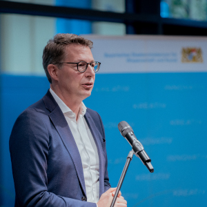 Kunstminister Markus Blume spricht bei der Wiedereröffnung (© StMWK/Axel König)