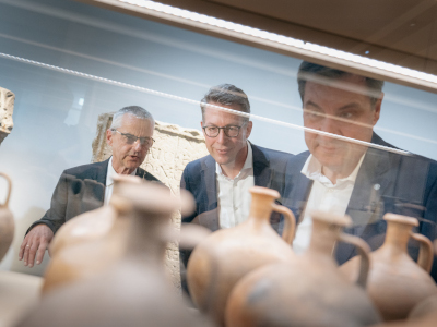 Ministerpräsident Dr. Markus Söder (r.) und Kunstminister Markus Blume (M.) besichtigen mit ASM-Direktor Prof. Dr. Gebhard die neue Dauerausstellung der Archäologischen Staatssammlung München (© StMWK/Axel König)