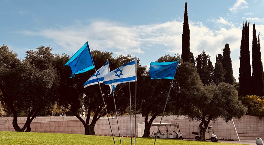 Israel-Flaggen im Wind (© StMWK)