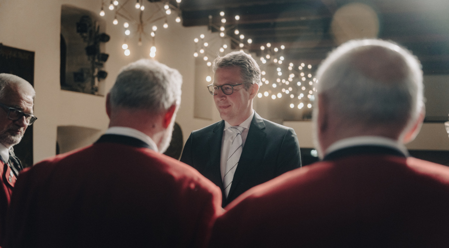 Kunstminister Blume bei der Überreichung der Zelter- bzw. Pro Musica-Plaketten in Nördlingen (© StMWK/Axel König)