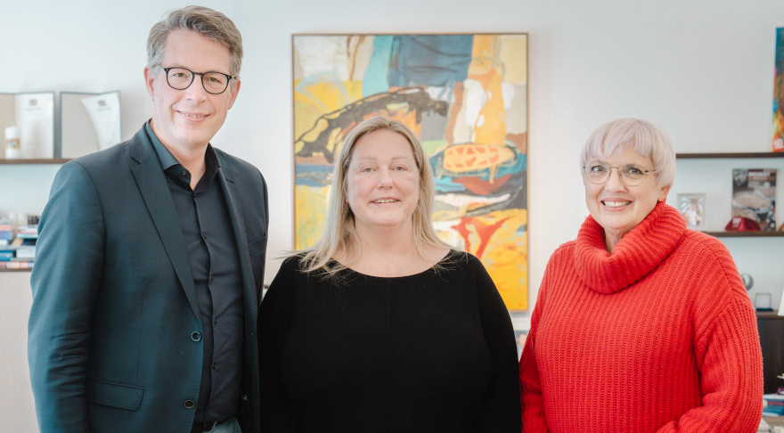 Bayerns Kunstminister Markus Blume (l.) mit Festspielleiterin Prof. Katharina Wagner (Mi.) und Kulturstaatsministerin Claudia Roth (r.) nach einem persönlichen Gespräch in München (© StMWK/Axel König)