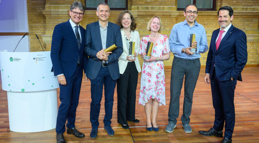 Bei der Preisverleihung (v.l.n.r.): FAU-Präsident Joachim Hornegger, Benoit Ladoux (FAU), Michaela Mahlberg (FAU), Stefanie Jegelka (TUM), Suvrit Sra (TUM) und TUM-Präsident Thomas Hofmann. Eva Pils wird später geehrt (© Humboldt-Stftg./David Ausserhofer)