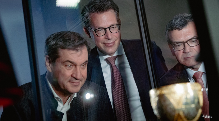 Kunstminister Markus Blume (Mi.), Ministerpräsident Dr. Markus Söder (l.) und Staatskanzleiminister Florian Herrmann (r.) betrachten den Tassilo-Liutpirc-Kelch, ein Prunkstück der Ausstellung (© StMWK/Axel König)