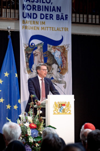 Kunstminister Blume spricht bei der Ausstellungseröffnung (© StMWK/Axel König)