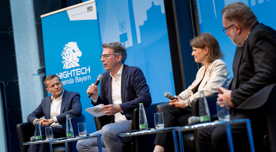 Wissenschaftsminister Markus Blume (2.v.l.) mit (v.l.n.r.): Nobelpreisträger Prof. Ferenc Krausz, der Bundestagsabgeordneten Katrin Staffler und BDI- Präsident Prof. Siegfried Russwurm (© StMWK/Axel König)