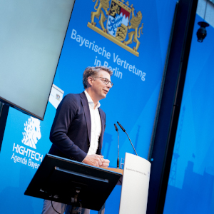 Wissenschaftsminister Blume spricht in der Bayerischen Vertretung in Berlin (© StMWK/Axel König)