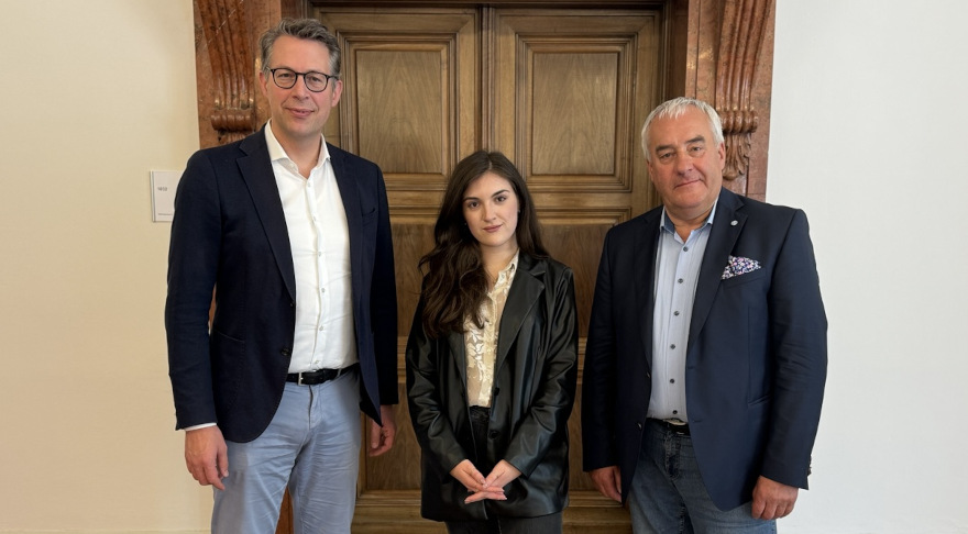 Wissenschaftsminister Markus Blume (l.) mit dem Vorstandsmitglied des Verbands jüdischer Studenten in Bayern (VJSB) Aviva Lapke (Mi.) und Dr. Ludwig Spaenle nach einem Gespräch in München (© StMWK)