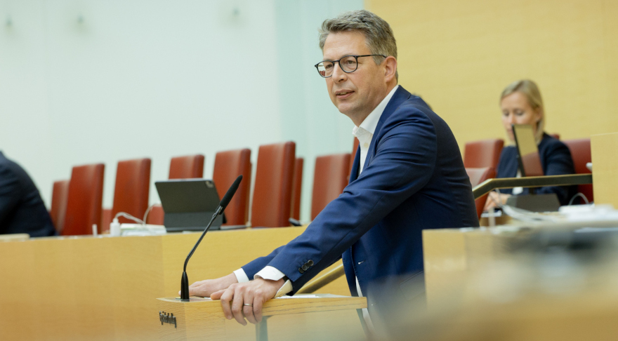 Wissenschafts- und Kunstminister Blume bei seiner Rede zu den Haushaltsberatungen am 5. Juni 2024 im Bayerischen Landtag (Foto: StMWK/Axel König)