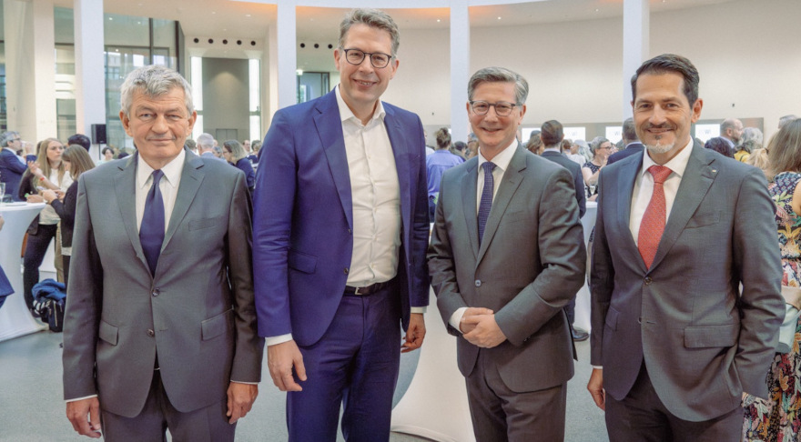Wissenschaftsminister Markus Blume (2.v.l.) mit LMU-Präsident Prof. Dr. Dr. h.c. Bernd Huber (l), dem Leiter der KoWi Dr. Torsten Fischer (3.v.l.) und TUM-Präsident Prof. Dr. Thomas F. Hofmann (© Axel König/StMWK)