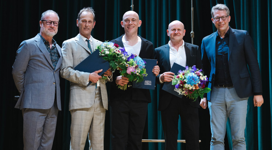Kunstminister Markus Blume (r.) mit den ausgezeichneten Schauspielern Robert Dölle (3.v.l.), Michael Goldberg (2.v.l.) und Oliver Stokowski 2.v.r.) sowie Staatsintendant Andreas Beck (l.) im Residenztheater (© StMWK/Andreas Gebert)